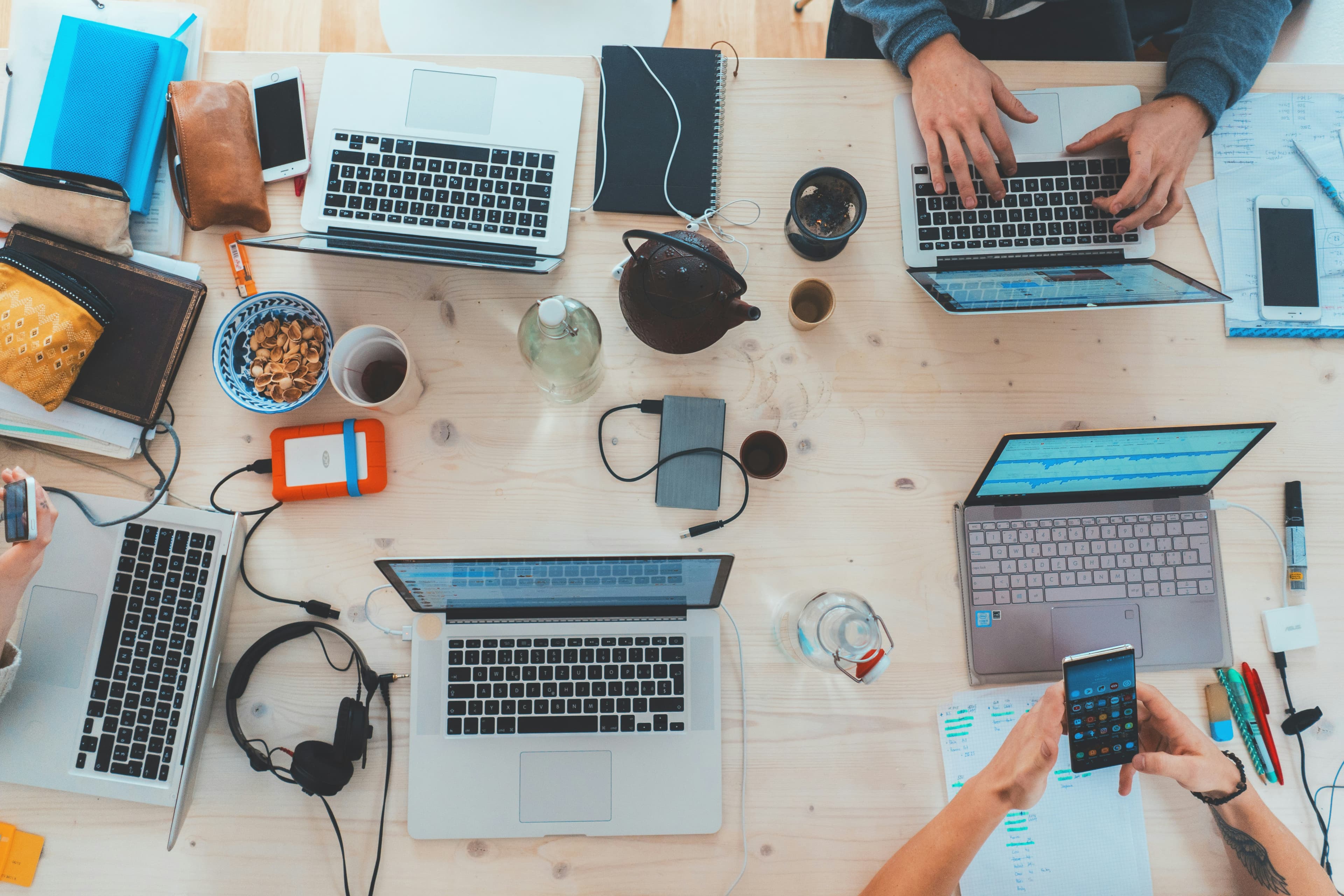Developer's messy desk with tangled cables, illustrating context rot in AI coding agents